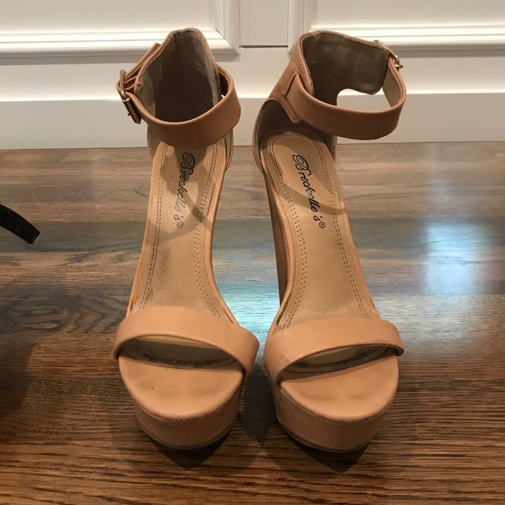 Nude wedges